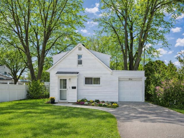  3 BR,  1.00 BTH &nbsp;Cape cod style home in Lindenhurst