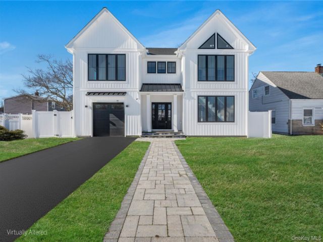  5 BR,  4.00 BTH &nbsp;Colonial style home in Levittown