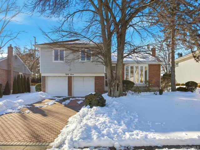  4 BR,  3.00 BTH &nbsp;Split level style home in New Hyde Park