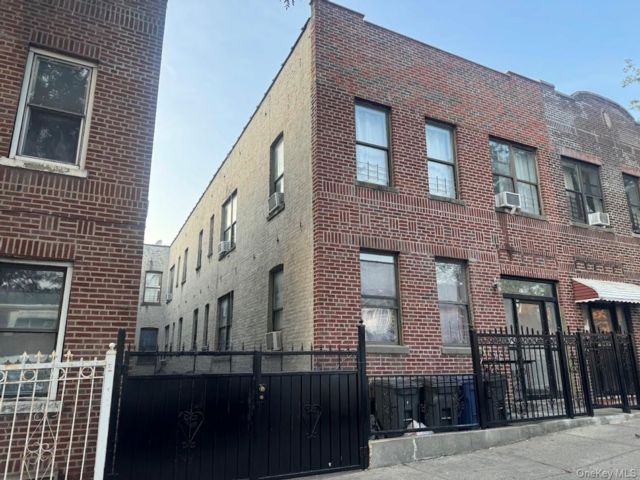  7 BR,  4.00 BTH &nbsp;Contemporary style home in Soundview