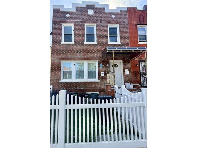  6 BR,  2.00 BTH &nbsp;House style home in Jamaica