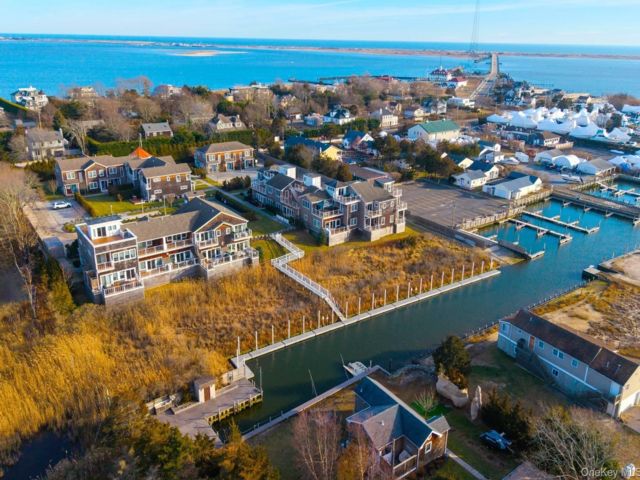  2 BR,  2.00 BTH &nbsp;Condo style home in Hampton Bays