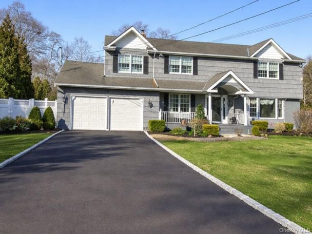  5 BR,  4.00 BTH &nbsp;Colonial style home in East Islip