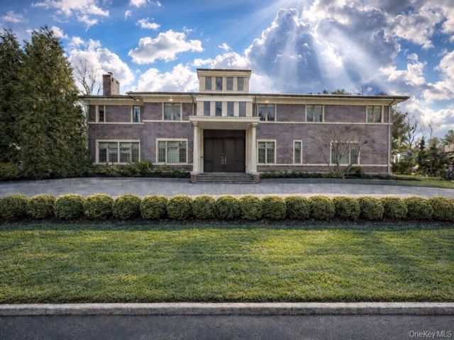  7 BR,  7.00 BTH &nbsp;Colonial style home in Woodsburgh