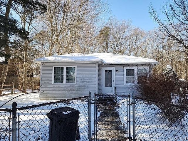  3 BR,  1.00 BTH &nbsp;Ranch style home in Shirley