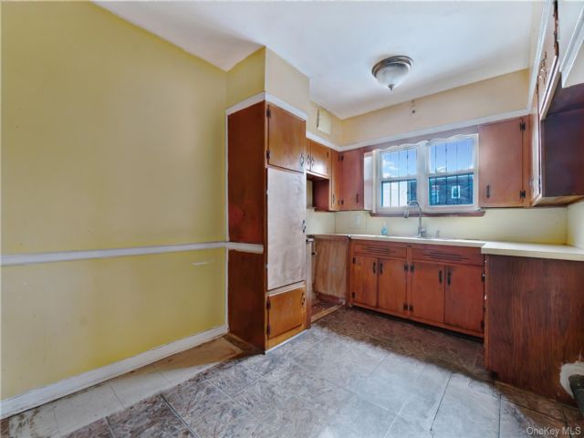  5 BR,  3.00 BTH &nbsp;House style home in Canarsie