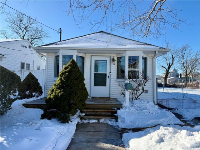 2 BR,  1.00 BTH &nbsp;Bungalow style home in East Rockaway