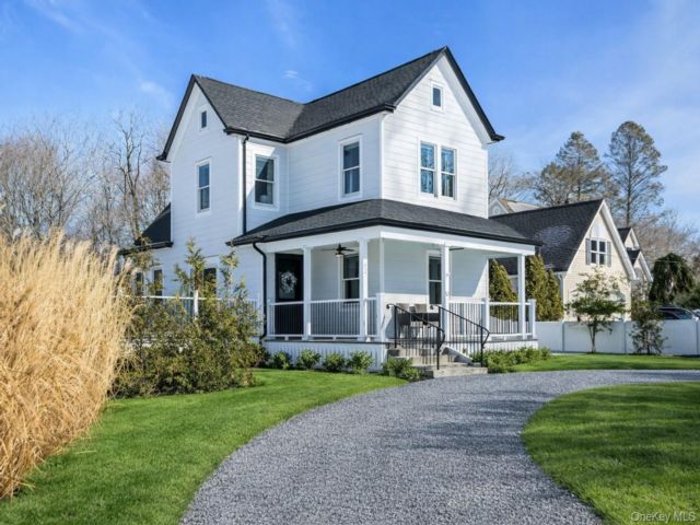  3 BR,  4.00 BTH &nbsp;Traditional style home in East Marion