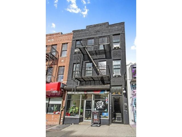 Studio,  0.00 BTH &nbsp;Commercial style home in Woodside