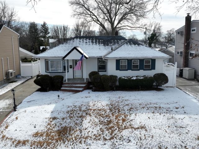  3 BR,  2.00 BTH &nbsp;Ranch style home in Wantagh