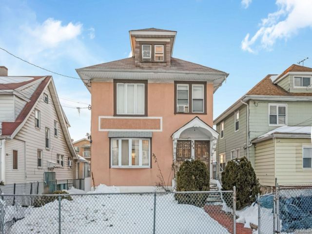  7 BR,  4.00 BTH &nbsp;House style home in Flushing