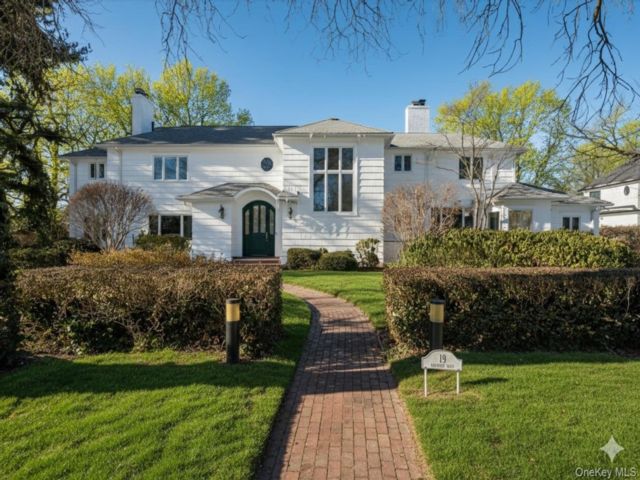  5 BR,  6.00 BTH &nbsp;Colonial style home in Great Neck