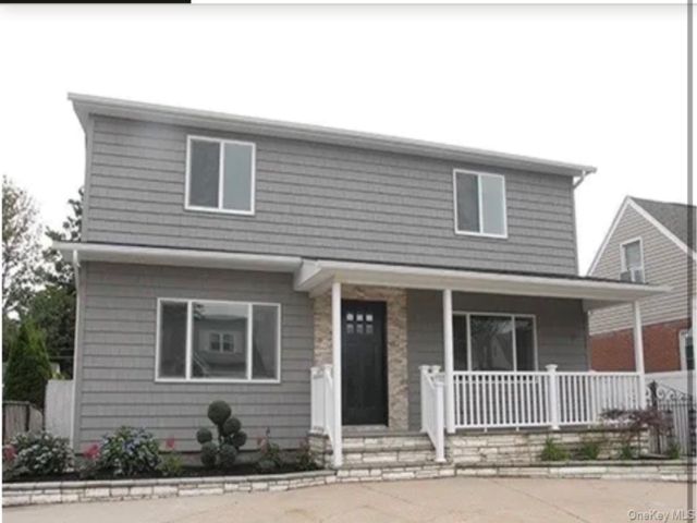  3 BR,  3.00 BTH &nbsp;Colonial style home in Franklin Square