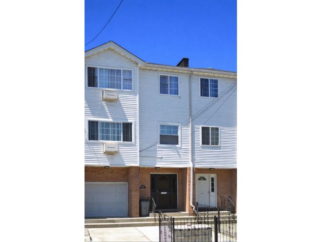  1 BR,  1.00 BTH &nbsp;House style home in Cypress Hills