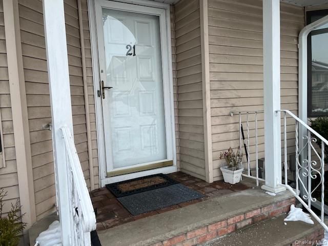  3 BR,  3.00 BTH &nbsp;Condo style home in East Meadow