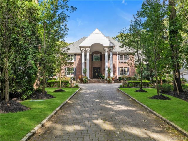  7 BR,  7.00 BTH &nbsp;Colonial style home in Lattingtown