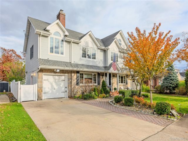  5 BR,  2.00 BTH &nbsp;Colonial style home in New Hyde Park
