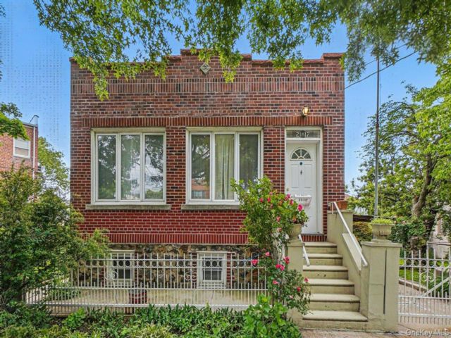  3 BR,  2.00 BTH &nbsp;Other style home in East Elmhurst