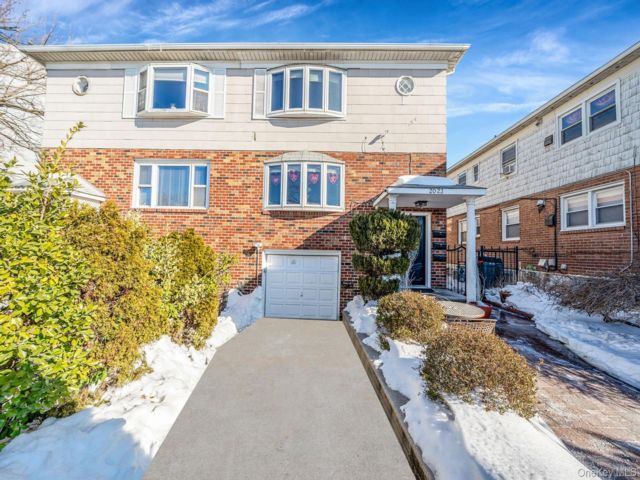  8 BR,  5.00 BTH &nbsp;House style home in Whitestone