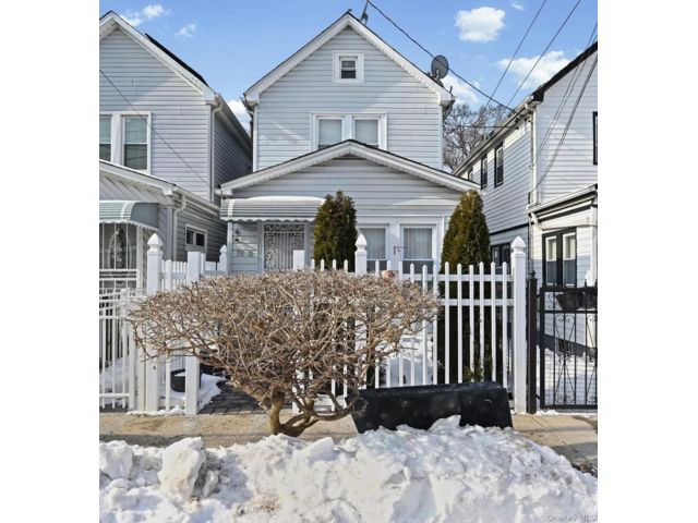  3 BR,  1.00 BTH &nbsp;Colonial style home in Jamaica