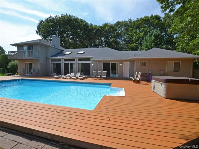  6 BR,  7.00 BTH &nbsp;Contemporary style home in East Quogue
