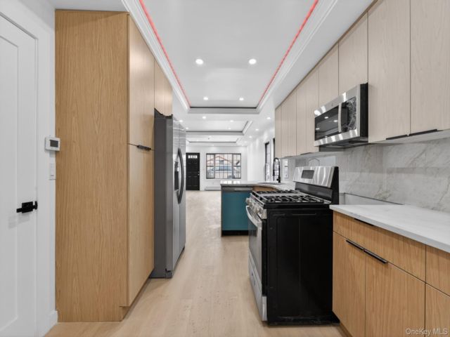  4 BR,  4.00 BTH &nbsp;Colonial style home in Jamaica