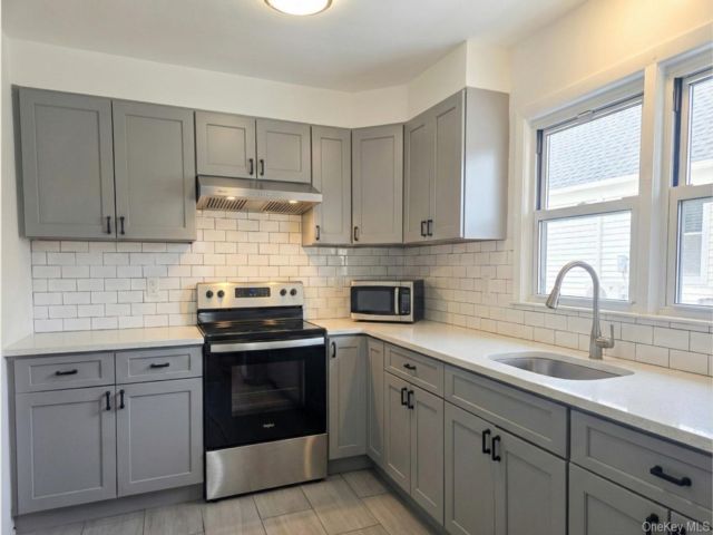  3 BR,  2.00 BTH &nbsp;A-frame style home in Bayside