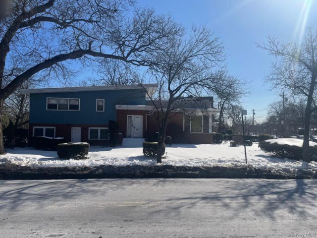  6 BR,  3.00 BTH &nbsp;Split level style home in Far Rockaway
