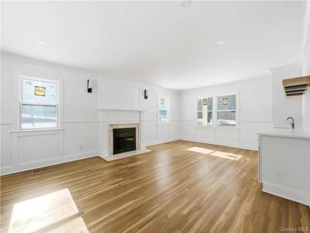  7 BR,  7.00 BTH &nbsp;Colonial style home in Greenlawn