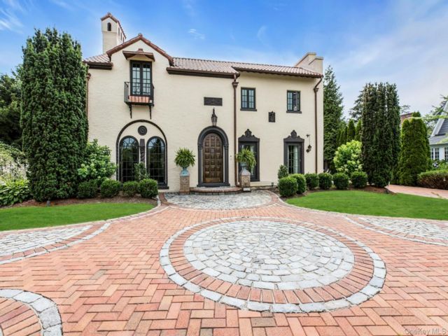  8 BR,  7.00 BTH &nbsp;Mediterranean style home in Brightwaters