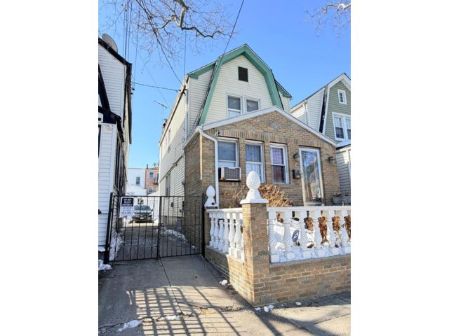  3 BR,  2.00 BTH &nbsp;A-frame style home in Richmond Hill