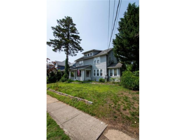  2 BR,  1.00 BTH &nbsp;Colonial style home in Rockville Centre