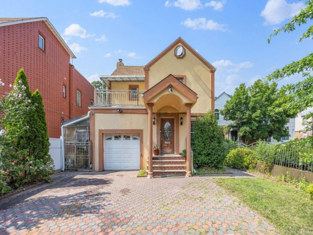  3 BR,  2.00 BTH &nbsp;Colonial style home in Holliswood