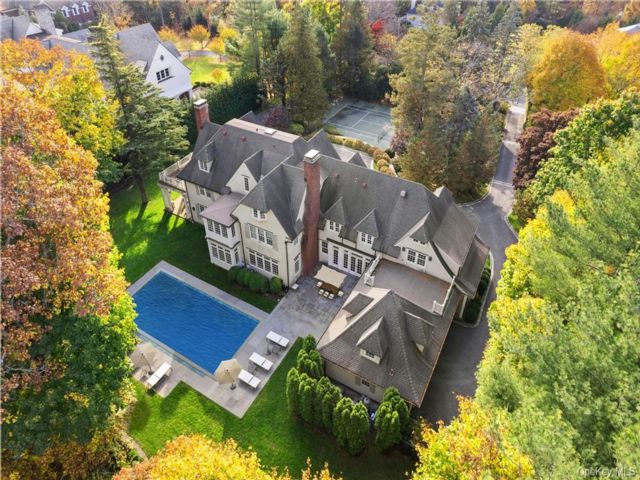  7 BR,  9.00 BTH &nbsp;Colonial style home in Scarsdale