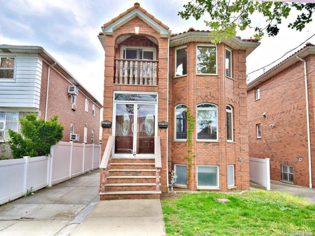  6 BR,  5.00 BTH &nbsp;House style home in Whitestone