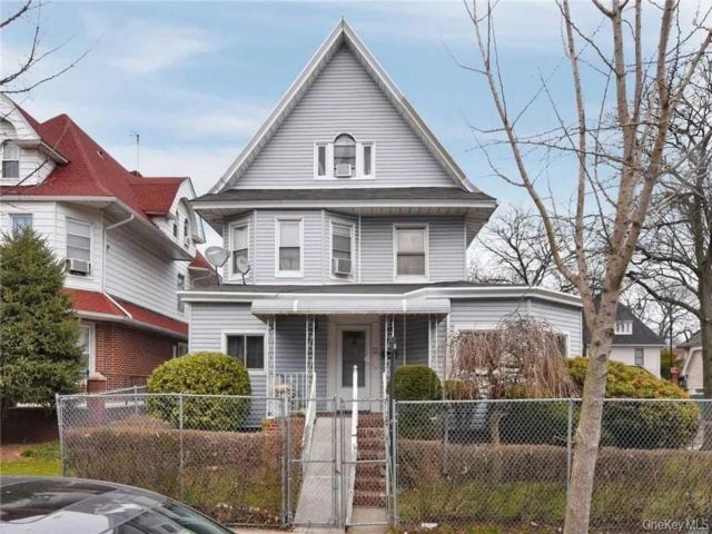  7 BR,  5.00 BTH &nbsp;Colonial style home in Flatbush