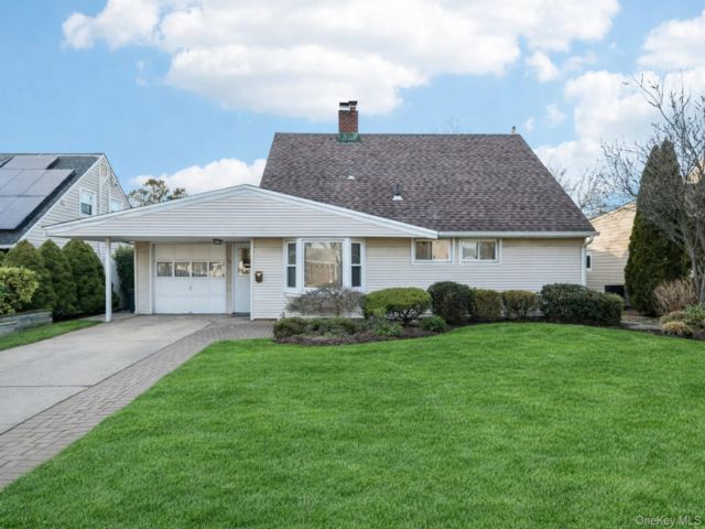  4 BR,  2.00 BTH &nbsp;Cape cod style home in Levittown