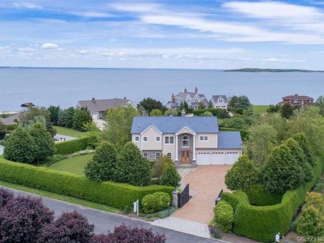  4 BR,  4.00 BTH &nbsp;Contemporary style home in Orient