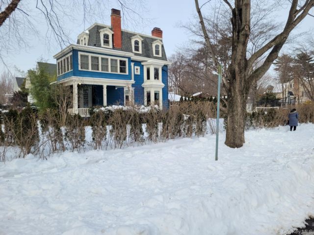  7 BR,  4.00 BTH &nbsp;Victorian style home in Garden City