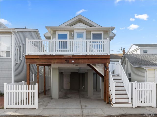  2 BR,  1.00 BTH &nbsp;Raised ranch style home in Long Beach