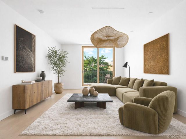  3 BR,  2.00 BTH &nbsp;Condo style home in Greenpoint