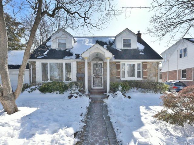  4 BR,  2.00 BTH &nbsp;Cape cod style home in Mineola