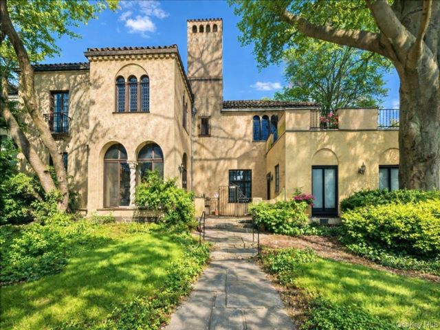  8 BR,  6.00 BTH &nbsp;House style home in Mount Vernon