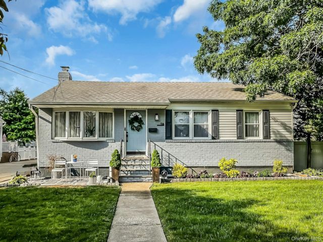  3 BR,  2.00 BTH &nbsp;Ranch style home in Malverne