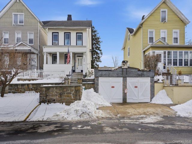  4 BR,  2.00 BTH &nbsp;Colonial style home in Woodlawn