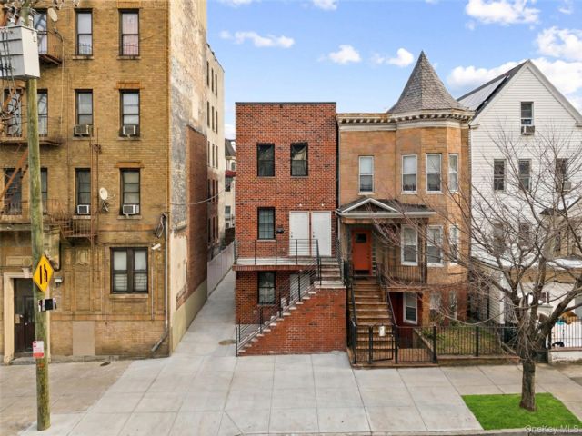  9 BR,  6.00 BTH &nbsp;House style home in West Farms