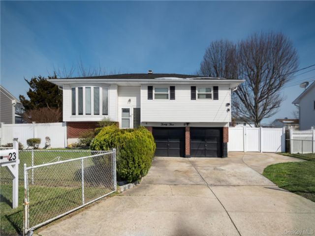  6 BR,  3.00 BTH &nbsp;Hi ranch style home in Brentwood