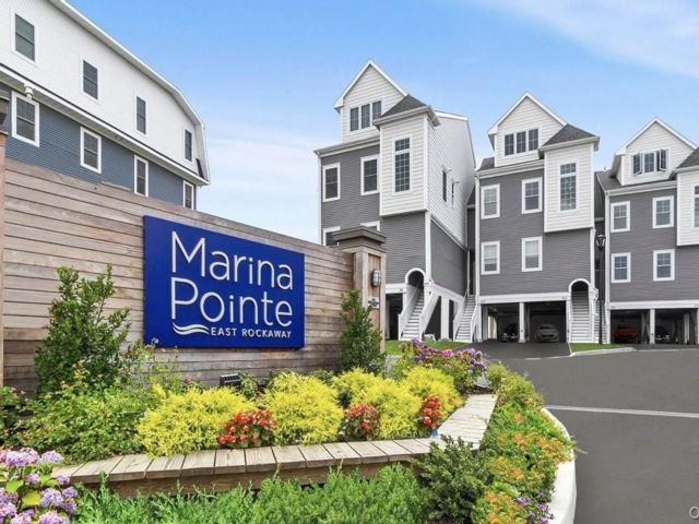  2 BR,  3.00 BTH &nbsp;Condo style home in East Rockaway