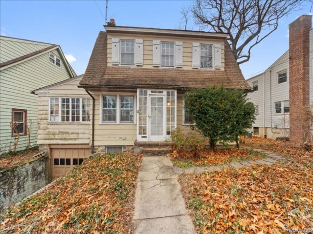  4 BR,  3.00 BTH &nbsp;Colonial style home in Riverdale