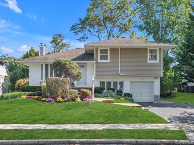  3 BR,  3.00 BTH &nbsp;Split level style home in Jericho